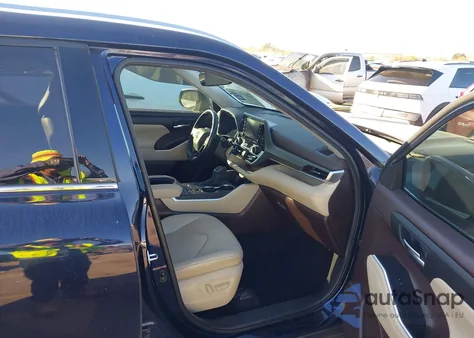 2021 Toyota Highlander Hybrid Xle z USA, uszkodzony, nr VIN 5TDGARAH9MS010940